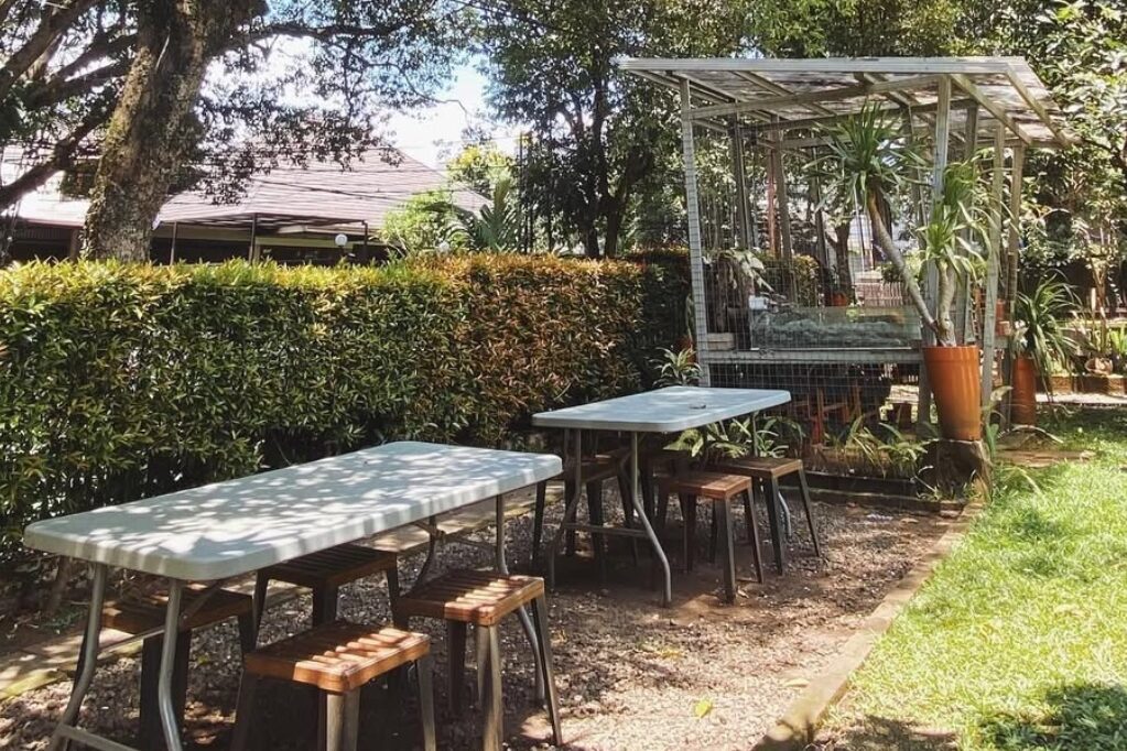 Cafe Adieu Bandung bernuansa santai, dengan pencahayaan lembut