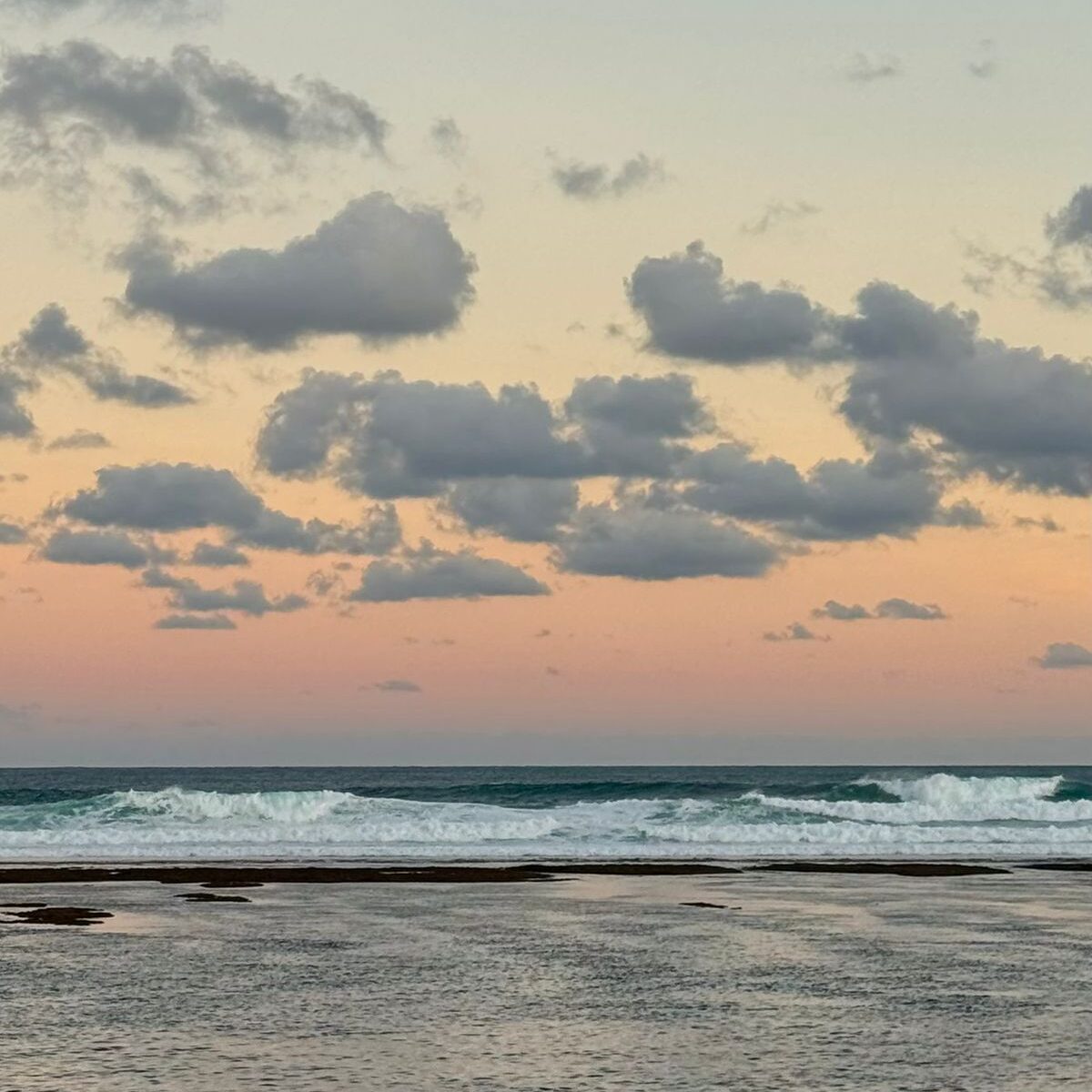 Sunset di pantai Bali, destinasi wisata di Indonesia favorit wisatawan