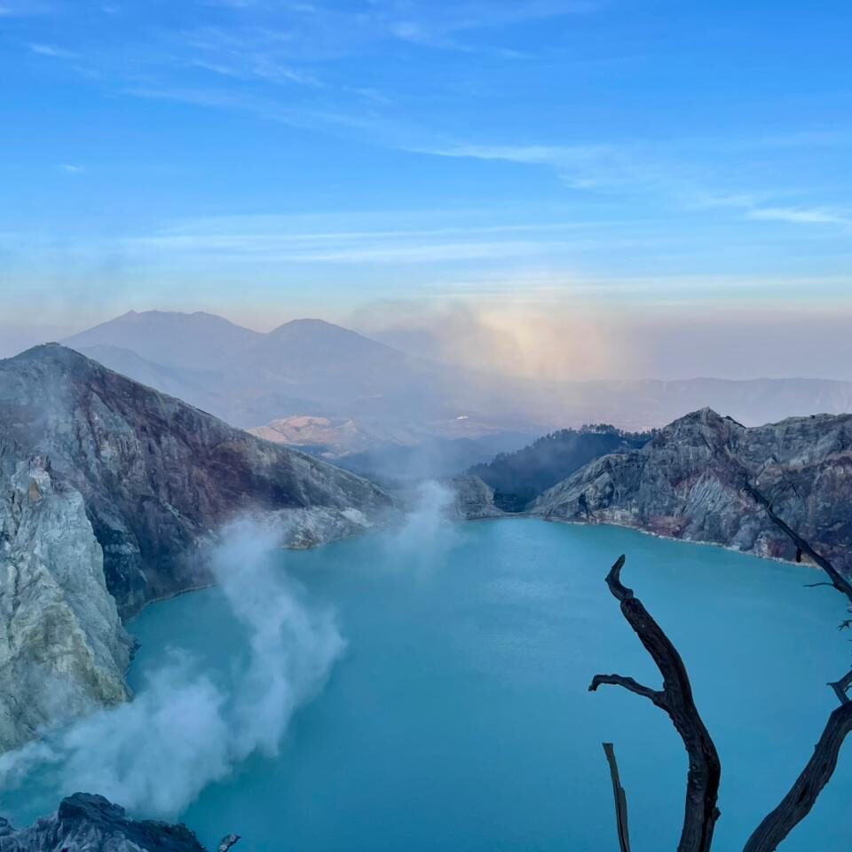 Kawah Ijen Banyuwangi dengan air kawah berwarna biru, destinasi wisata di Indonesia yang populer