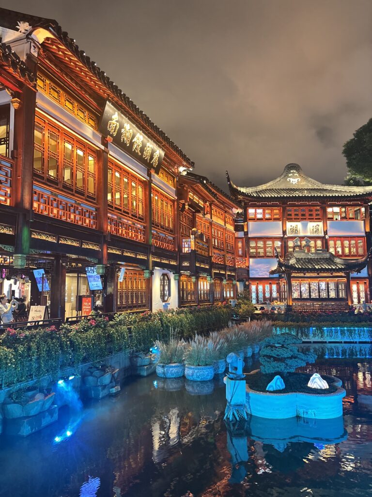 Estetiknya Yuyuan Garden di malam hari