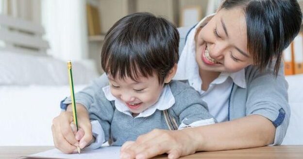 Anak belajar bersama orangtua. Sumber : Pinterest