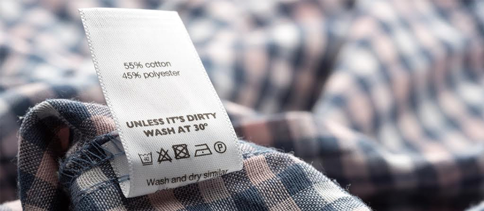 Label komposisi campuran kain polyester pakaian fast fashion