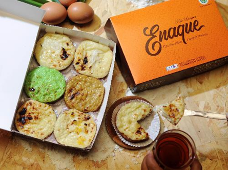 Kue lumpur Enaque hangat dan lembut khas kuliner tradisional Surabaya