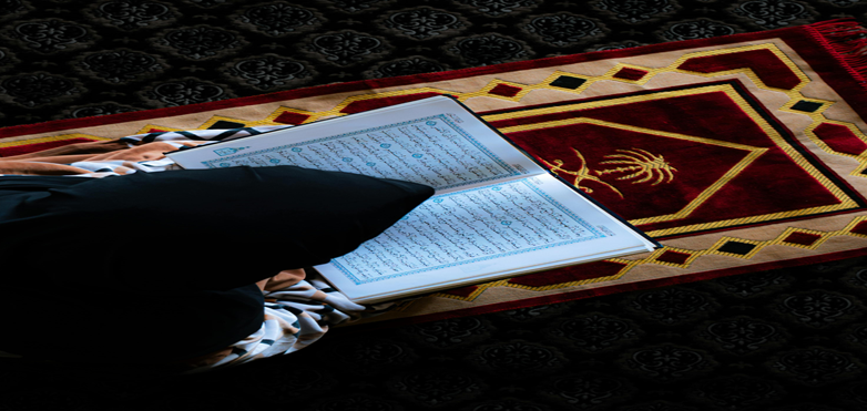 Ilustrasi orang sedang murojaah atau menghafal Al-Quran dengan metode efektif