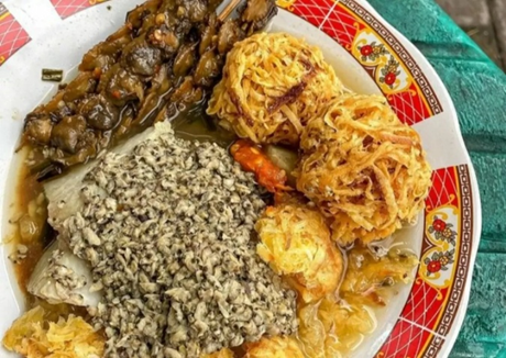 Lontong kupang Bu Wito dengan kuah petis gurih khas kuliner Surabaya