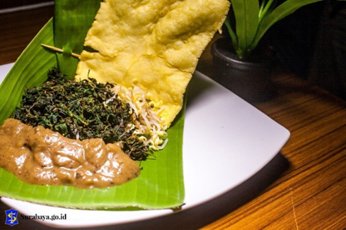 Pecel semanggi Bu Winayah kuliner tradisional khas Surabaya