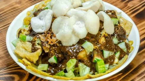 Tahu tek Haji Ali dengan bumbu petis kental khas kuliner Surabaya