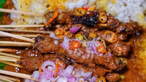 Sate klopo Ondomohen dengan balutan kelapa parut khas Surabaya