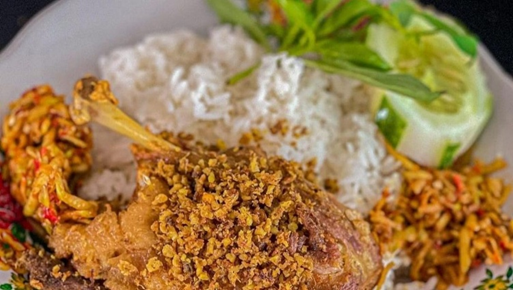 Bebek goreng Sinjay dengan sambal pencit khas kuliner Surabaya