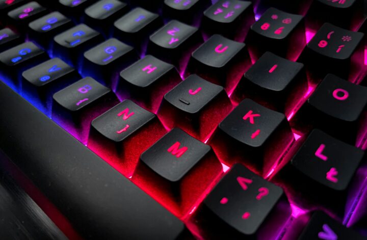 Keyboard mechanical hitam dengan lampu RGB merah