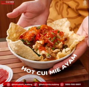 Hot Cwi Mie Malang dengan mangkuk pangsit garing.