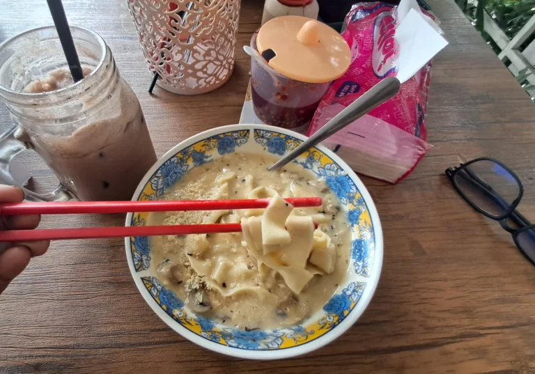 Mikane Malang, Mie Karbonara dengan Mie Pipih Lebar dan Saus Creamy Kental